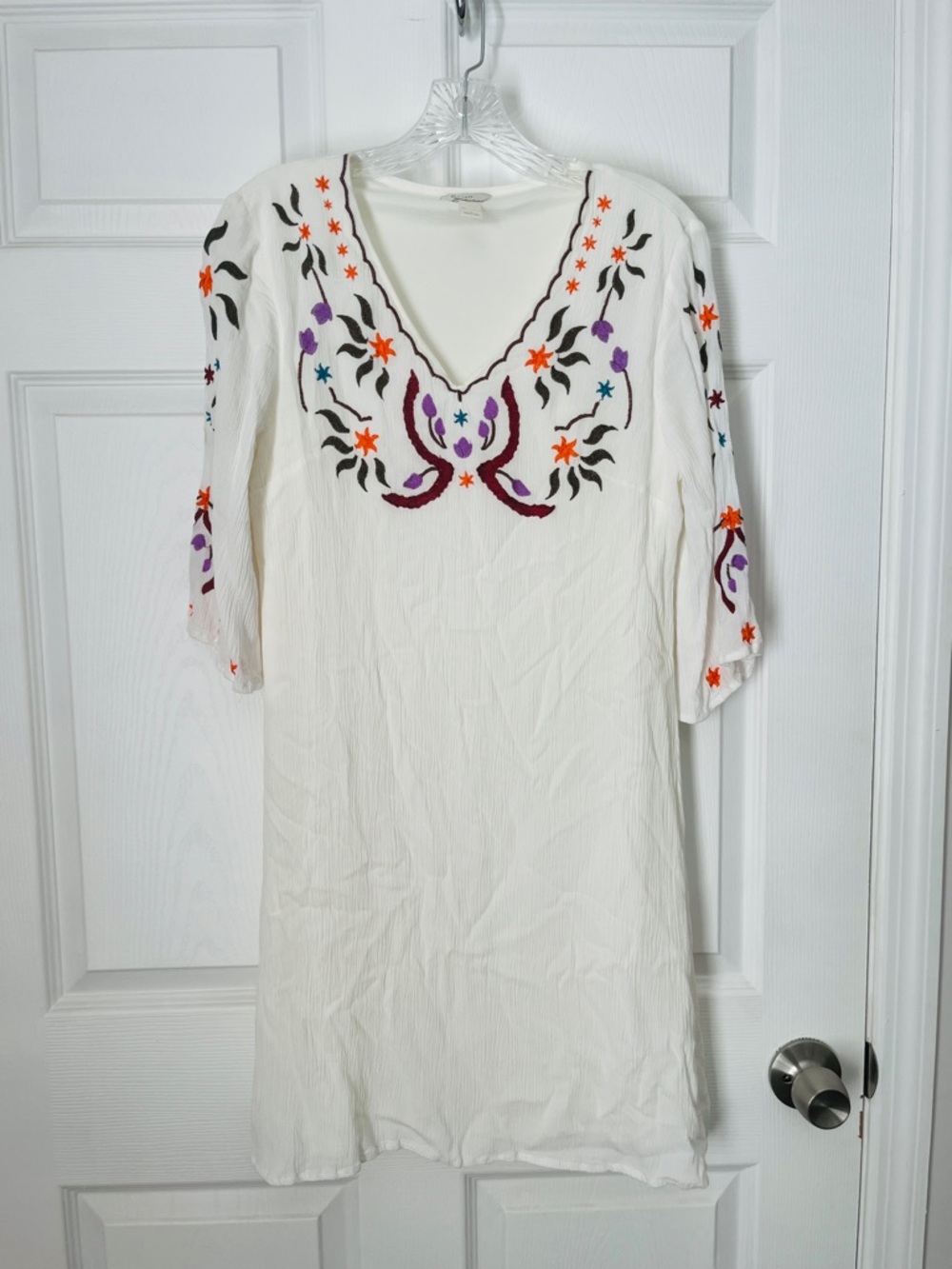 EST. 1946 Women's L White Floral Embroidered V-Neck 3/4 Sleeve
Chiffon Dress